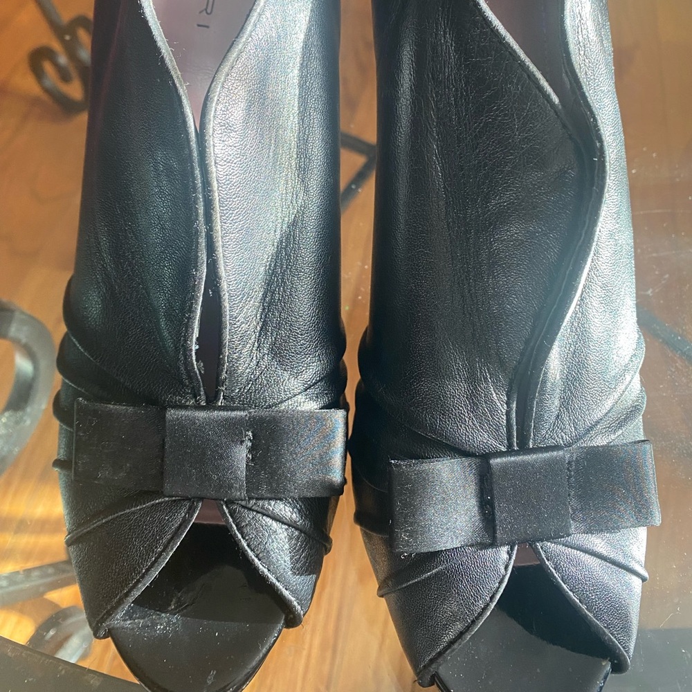 Tahari black shoes size 9